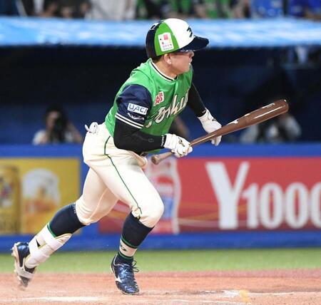 ８回、並木秀尊は中前に同点適時打を放つ（撮影・佐藤厚）