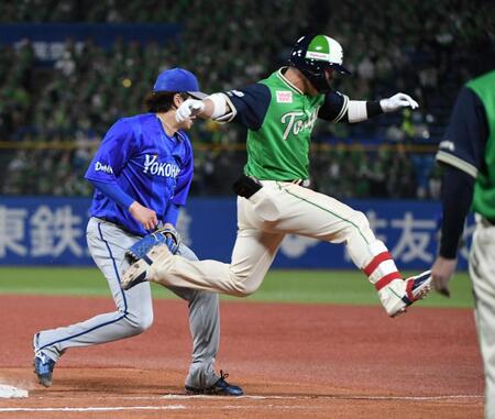 ５回、丸山（右）は一塁強襲安打を放つ（撮影・佐藤厚）