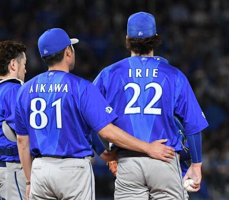 ５回、入江（右）に降板を告げる相川監督（左）＝撮影・佐藤厚