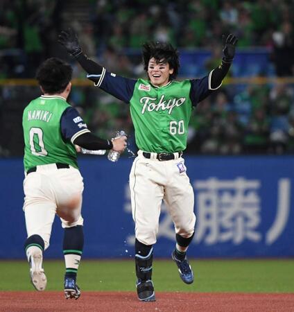 ９回、武岡（中央）は右越えにサヨナラ打を放ち、歓喜のシャワーを浴びる（撮影・佐藤厚）