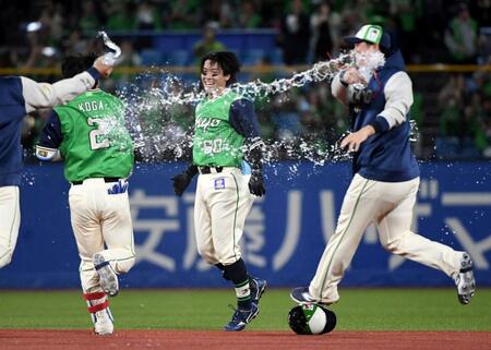 ９回、武岡（中央）は右越えにサヨナラ打を放ち、歓喜のシャワーを浴びる（撮影・佐藤厚）