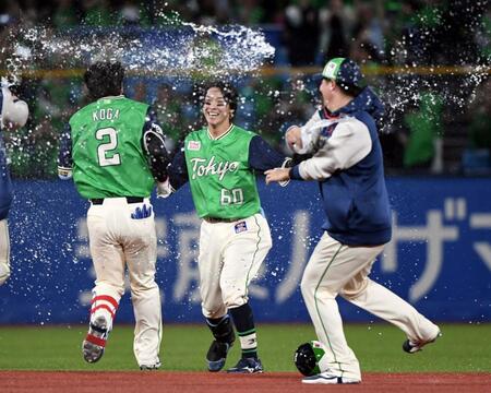 ９回、武岡（中央）は右越えにサヨナラ打を放ち、歓喜のシャワーを浴びる（撮影・佐藤厚）