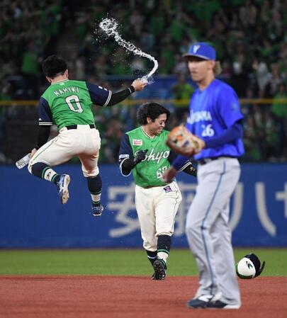 ９回、武岡（中央）は右越えにサヨナラ打を放ち、歓喜のシャワーを浴びる（撮影・佐藤厚）