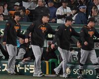 　勝利のハイタッチを交わす田中将（左から２人目）ら巨人ナイン（撮影・飯室逸平）
