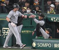 ３回、３ランを放ったダルベックを迎える阿部監督（撮影・飯室逸平）