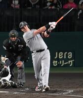 ３回、７号３ランを放つダルベック（撮影・飯室逸平）