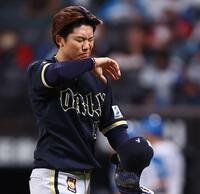 ４回、追加点を許し、顔をしかめる曽谷（撮影・中島達哉）