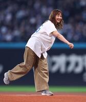 ファーストピッチセレモニーで投球する藤本美貴（撮影・中島達哉）