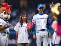 ファーストピッチセレモニーに登場し、バッター役を務めた森本外野守備走塁コーチ（右）と記念撮影に応じる藤本美貴（撮影・中島達哉）