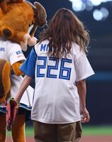 ファーストピッチセレモニーに登場し、「ＭＩＫＩＴＴＹ」の背ネームでマウンドに向かう藤本美貴（撮影・中島達哉）
