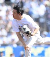 始球式を務めるカカロニ・栗谷（撮影・開出牧）