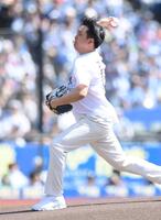 始球式を務めるカカロニ・栗谷（撮影・開出牧）