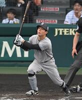 ９回、３ランを放つ佐々木（撮影・飯室逸平）