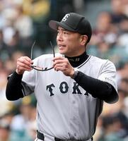 ６回、投手交代を告げベンチに戻る阿部監督（撮影・山口登）