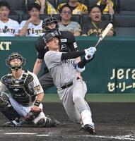 ９回、ソロを放つ岸田（撮影・飯室逸平）