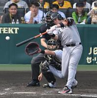 ４回、右前打を放つダルベック（撮影・飯室逸平）