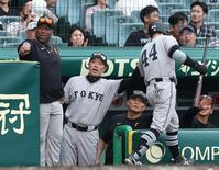 ９回、佐々木（右）を迎え阿部監督（撮影・西田忠信）