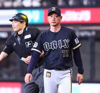 ９回、選手交代を告げた岸田監督（右）＝撮影・中島達哉