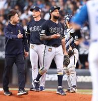 ３回、岸田監督（左から２人目）から降板を告げられ、マウンドを降りるエスピノーザ（中央）＝撮影・中島達哉