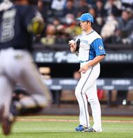 ６回、同点３ランを浴びる斎藤（撮影・中島達哉）