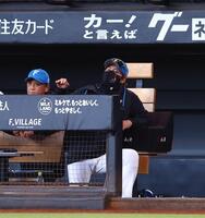 ８回、玉井が逆転を許し、がっくりする新庄監督（右）＝撮影・中島達哉