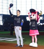 スタンドのファンの歓声に応える中川（撮影・中島達哉）