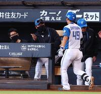 ９回、プロ初本塁打を放った大塚（４９）を迎える新庄監督（中央）＝撮影・中島達哉