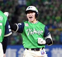 ８回、並木は中前に同点適時打を放ち、雄叫びを上げる（撮影・佐藤厚）