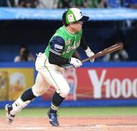 ８回、並木秀尊は中前に同点適時打を放つ（撮影・佐藤厚）
