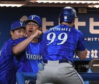 ６回、逆転３ランを放ったヒュンメル（右）を笑顔で迎える相川監督（撮影・佐藤厚）