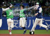 ９回、武岡（中央）は右越えにサヨナラ打を放ち、歓喜のシャワーを浴びる（撮影・佐藤厚）