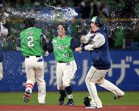 ９回、武岡（中央）は右越えにサヨナラ打を放ち、歓喜のシャワーを浴びる（撮影・佐藤厚）