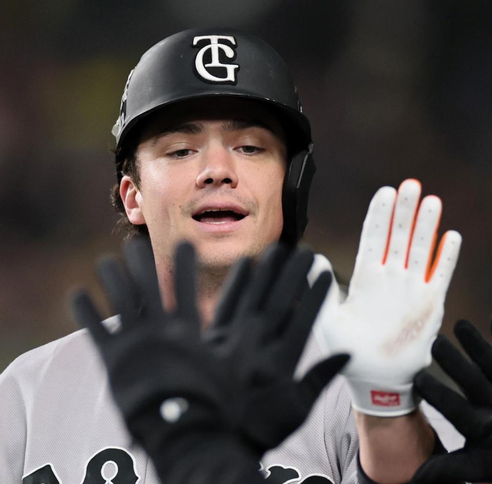 ３回、３ランを放ったダルベックはナインとタッチを交わす（撮影・田中太一）
