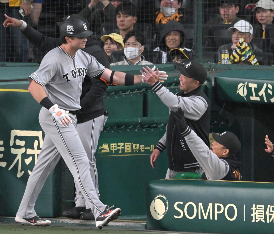 ３回、３ランを放ったダルベックを迎える阿部監督（撮影・飯室逸平）