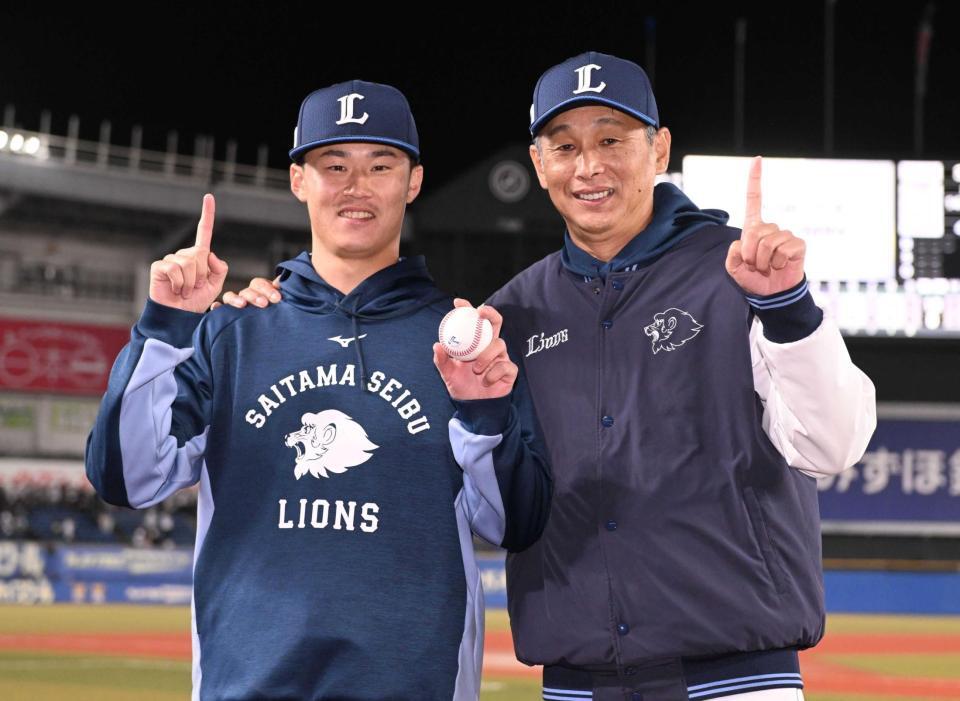 　西口監督（右）と喜ぶ佐藤爽
