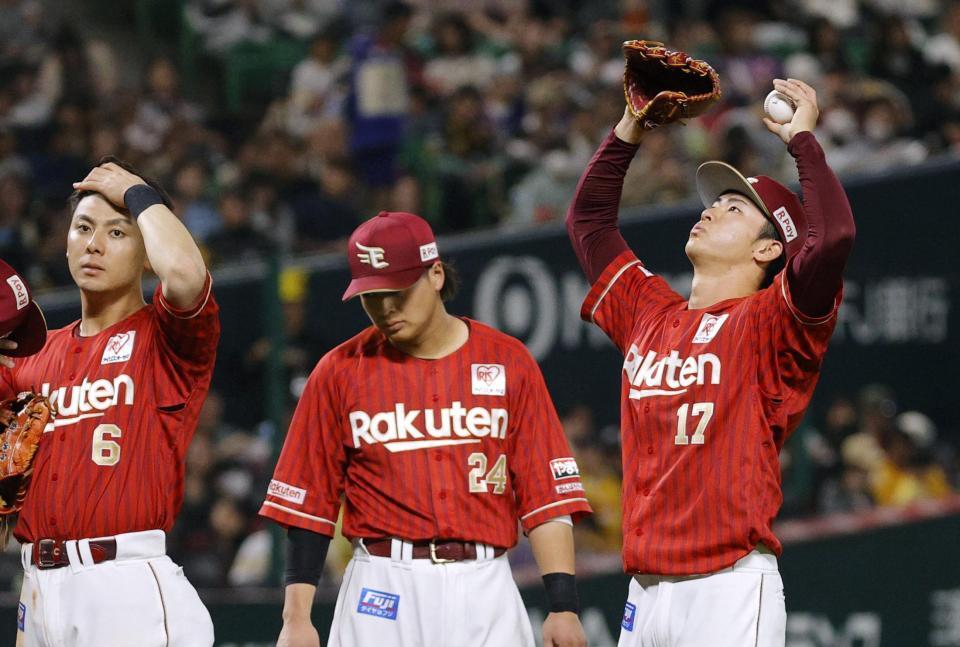 　６回、降板を告げられ、天を仰ぐ楽天・古謝（右）＝みずほペイペイドーム