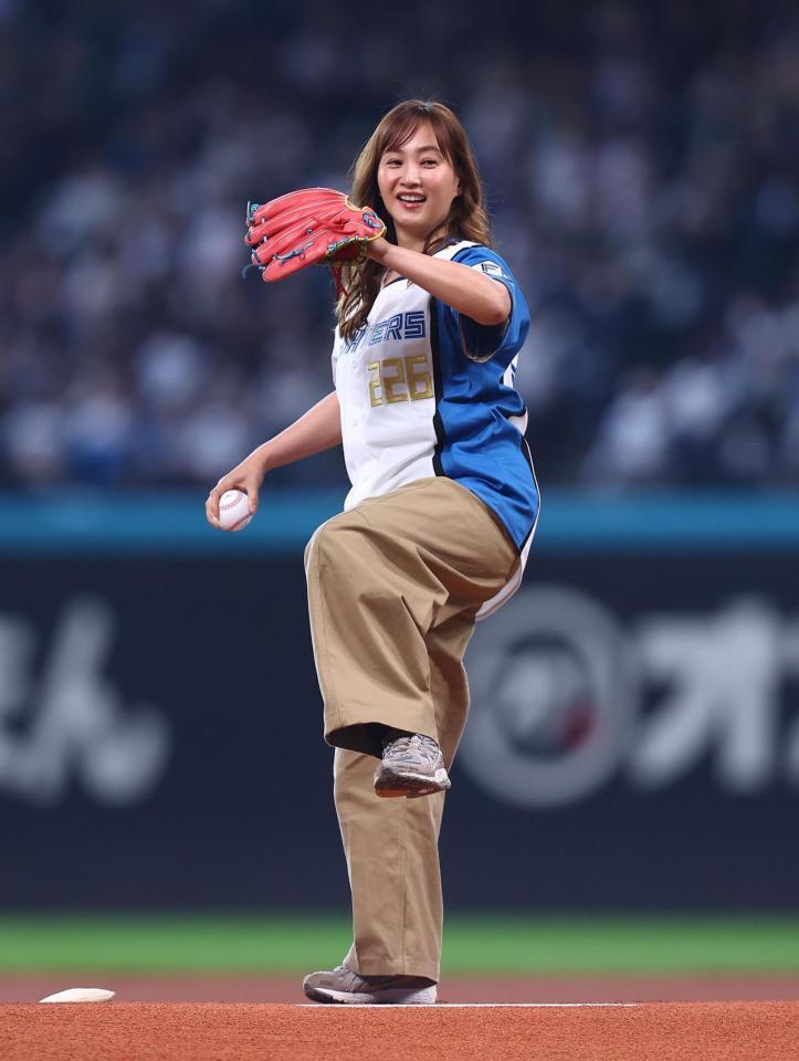 ファーストピッチセレモニーで投球する藤本美貴（撮影・中島達哉）