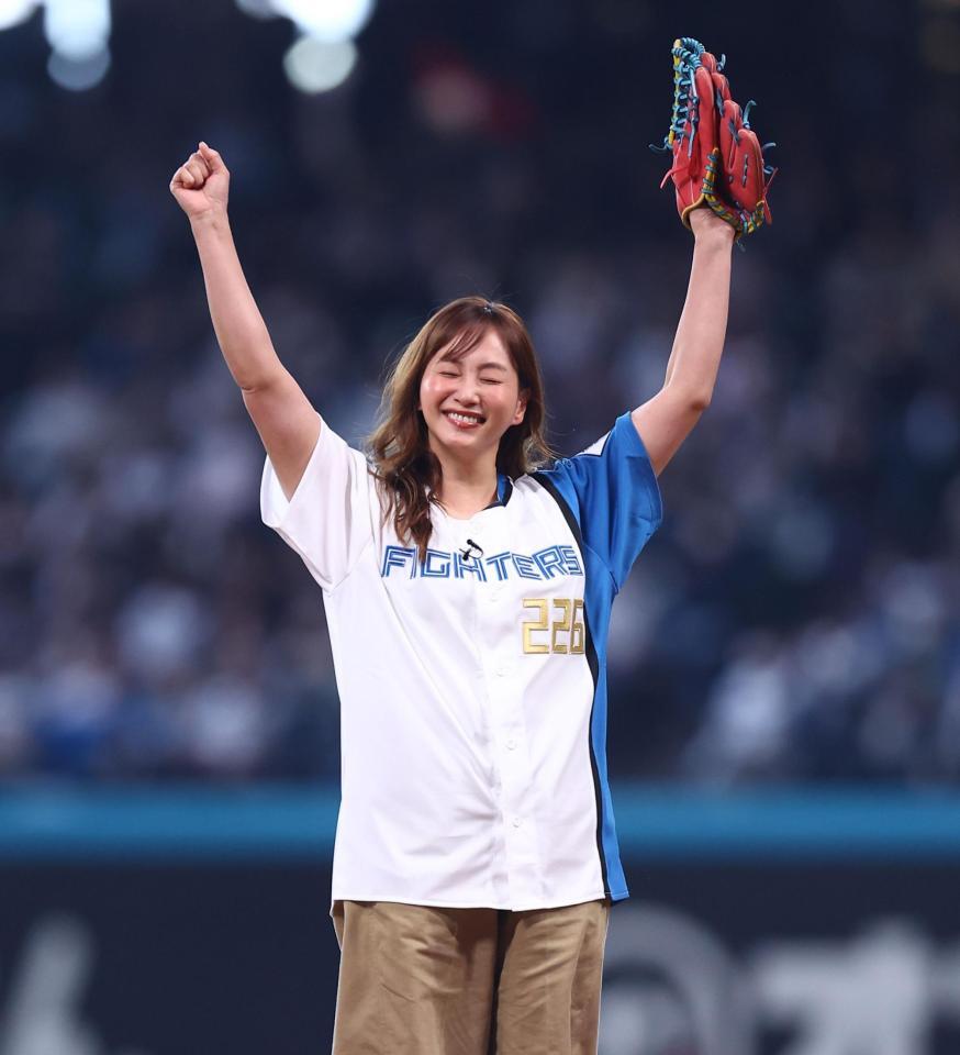 ファーストピッチセレモニーで投球し、ガッツポーズをする藤本美貴（撮影・中島達哉）