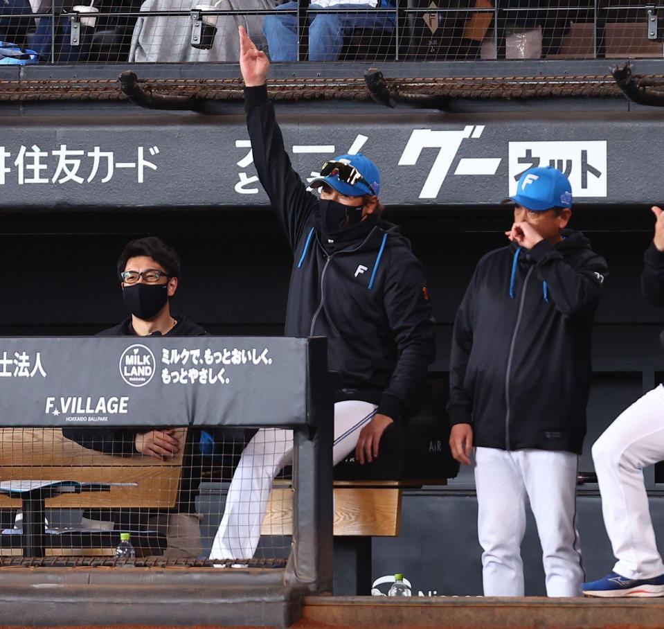 １回、清宮幸の２ランに笑顔を見せる新庄監督（中央）＝撮影・中島達哉