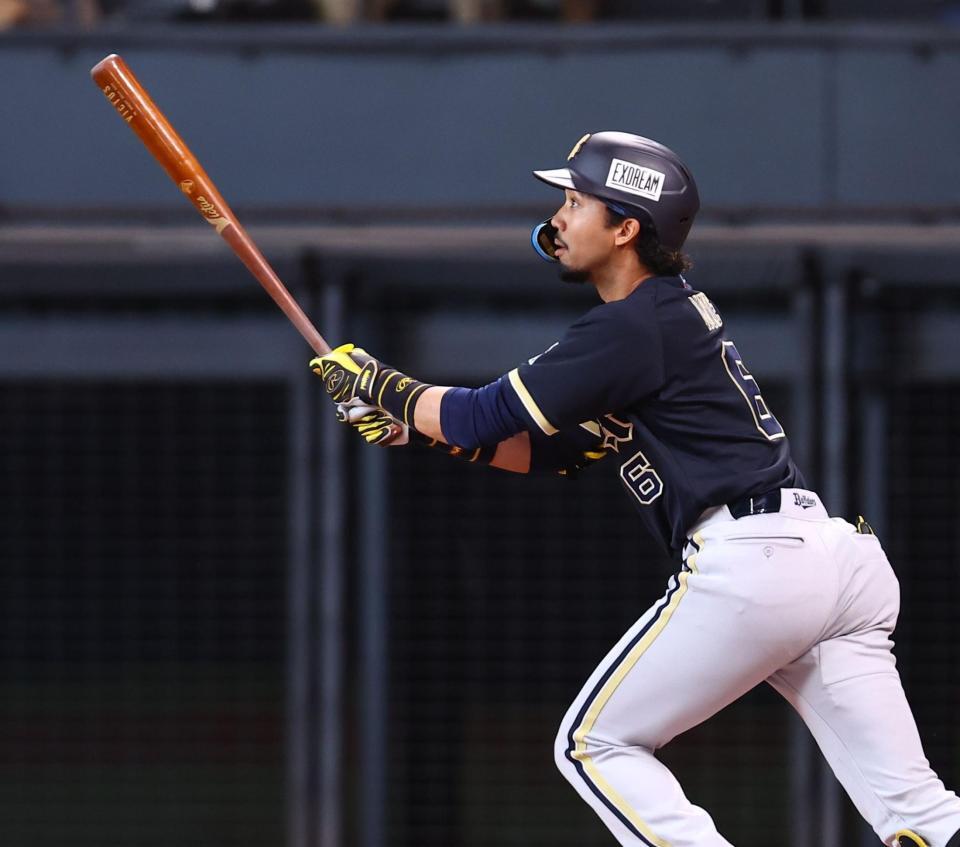 ６回、同点３ランを放つ宗（撮影・中島達哉）