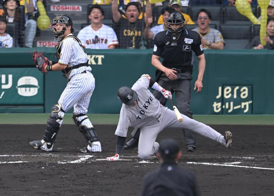 ７回、空振り三振に倒れる坂本（撮影・飯室逸平）