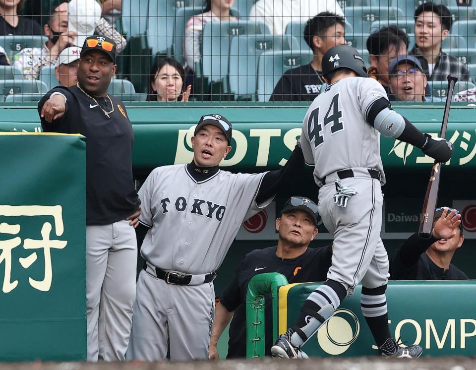 ９回、佐々木（右）を迎え阿部監督（撮影・西田忠信）