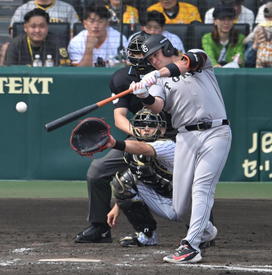 ４回、右前打を放つダルベック（撮影・飯室逸平）
