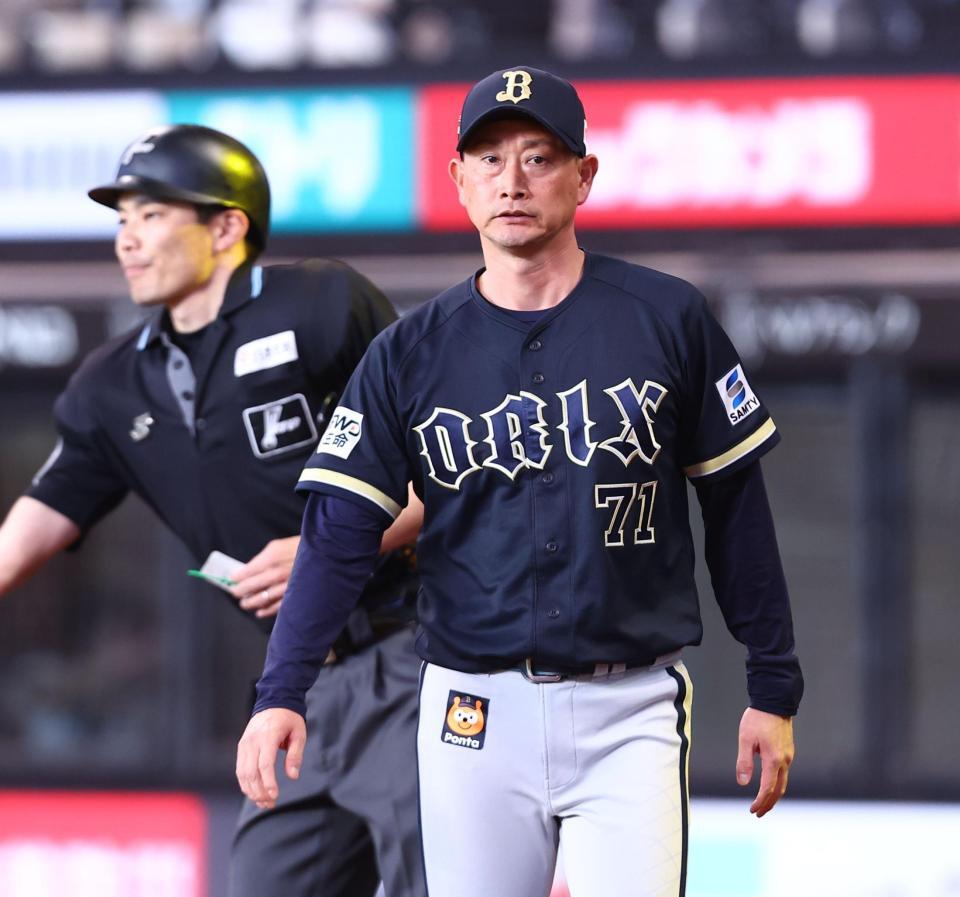 ９回、選手交代を告げた岸田監督（右）＝撮影・中島達哉