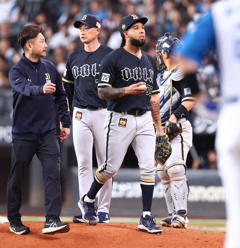 ３回、岸田監督（左から２人目）から降板を告げられ、マウンドを降りるエスピノーザ（中央）＝撮影・中島達哉