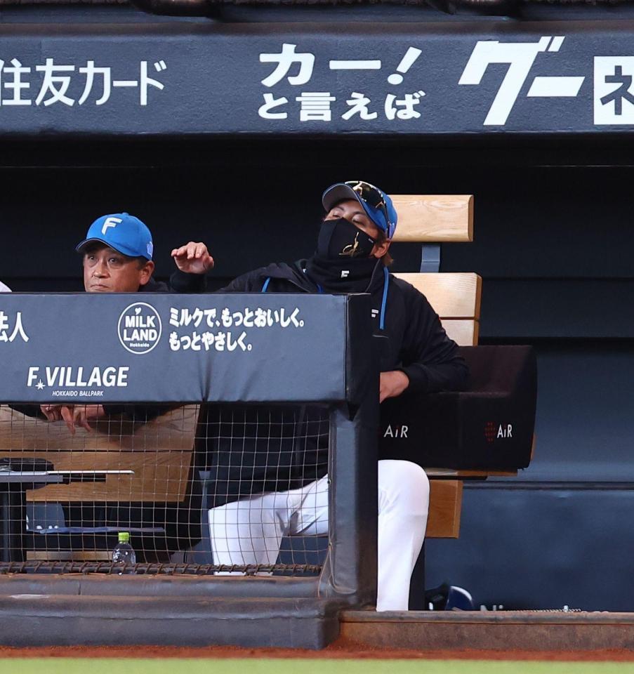 ８回、玉井が逆転を許し、がっくりする新庄監督（右）＝撮影・中島達哉