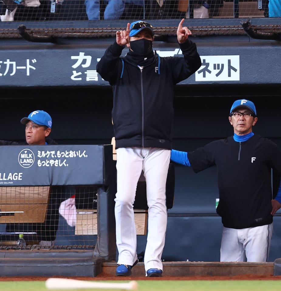 ８回、西川のホームラン判定にリクエストを要求する新庄監督（中央）＝撮影・中島達哉