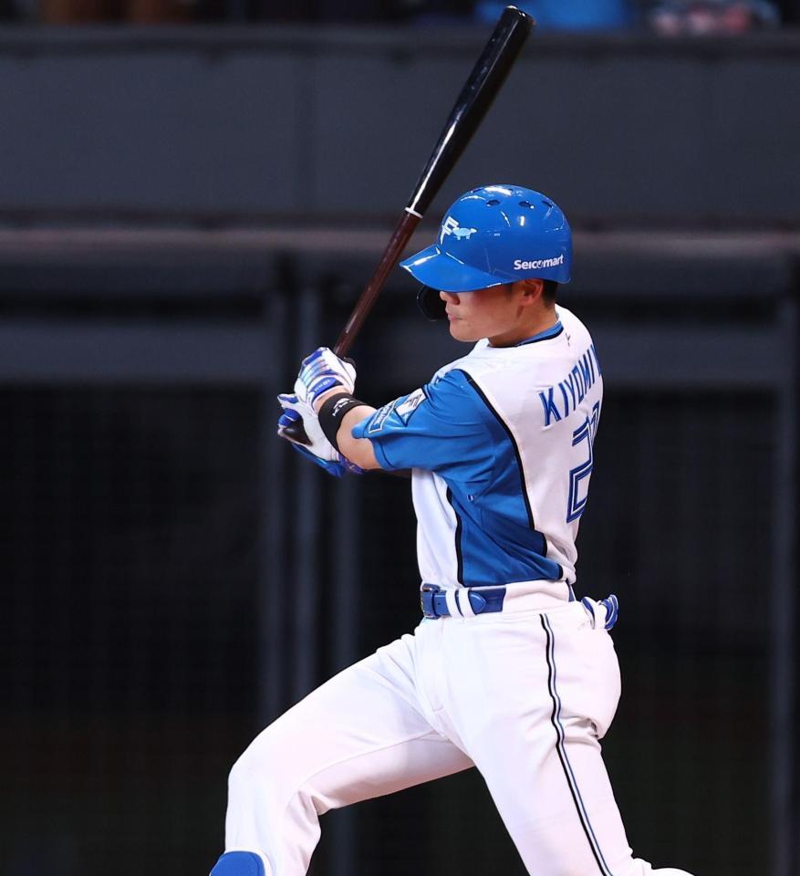 ７回、二塁打を放つ清宮幸（撮影・中島達哉）
