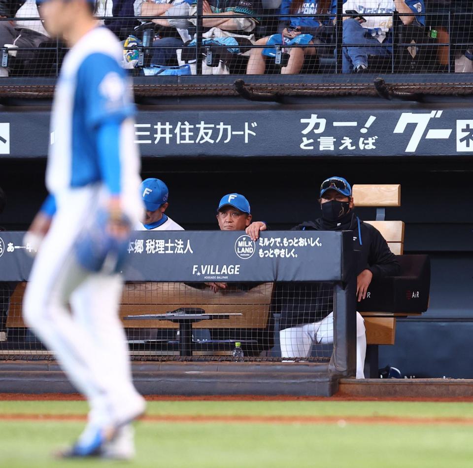 ８回、中川に逆転打を許した玉井を厳しい表情で見つめる新庄監督（右）＝撮影・中島達哉