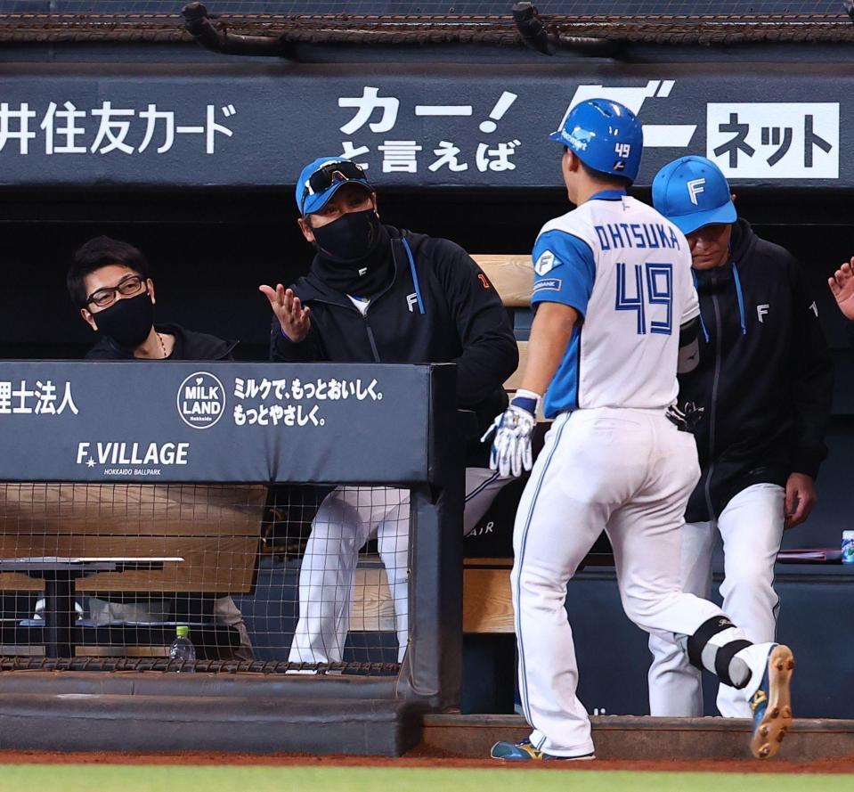 ９回、プロ初本塁打を放った大塚（４９）を迎える新庄監督（中央）＝撮影・中島達哉
